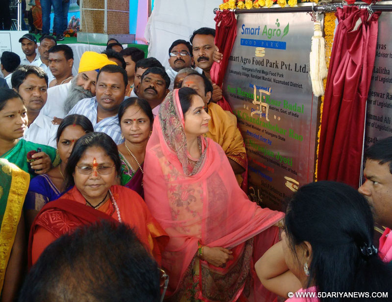 केन्द्रीय खाद्य प्रसंस्करण उद्योग मंत्री हरसिमरत कौर बादल द्वारा तेलंगाना में पहले मैगा फूड पार्क का शिलान्यास