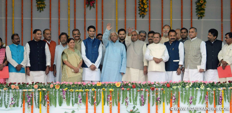 Nitish, 28 ministers take oath in Bihar in anti-BJP show