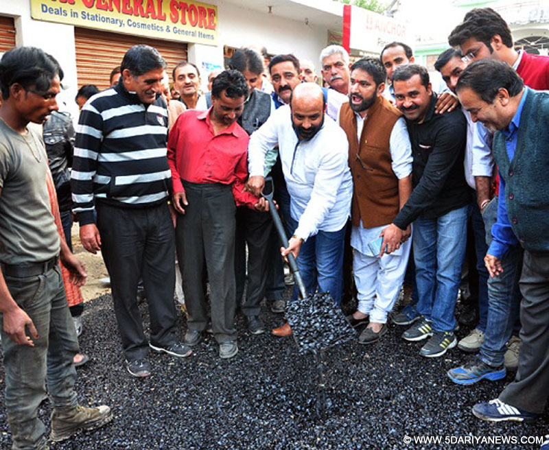 Bali Bhagat launches blacktopping of road at Dream City in Raipur-Domana