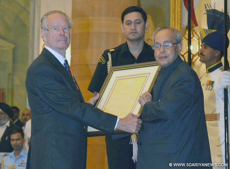 The President, Shri Pranab Mukherjee conferring the first ‘Distinguished Indologist’ Award to the Prof. Emeritus Heinrich Freiherr Von Stietencron of the Federal Republic of Germany at the inauguration of the International Conference of Indologists, at Rashtrapati Bhavan, in New Delhi on November 21, 2015.