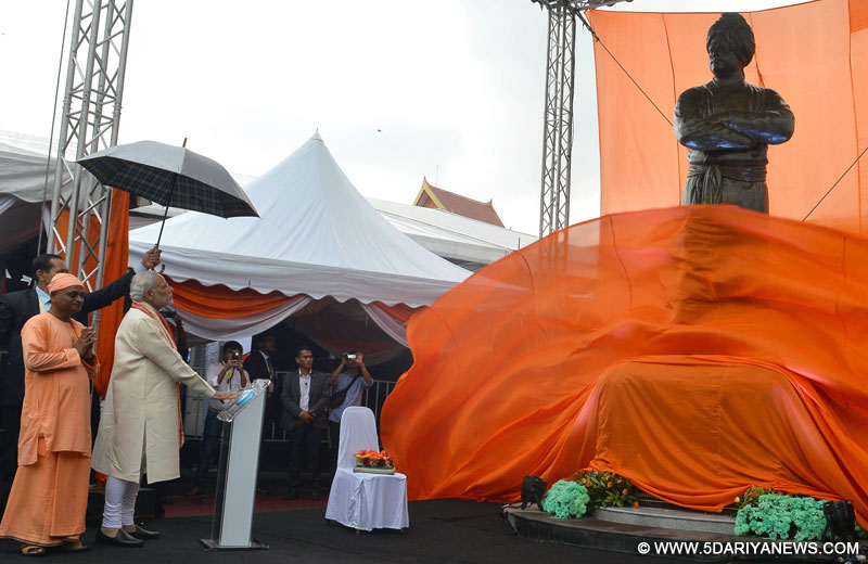 The Prime Minister, Shri Narendra Modi unveiling the statue of Swami Vivekananda, in Kuala Lumpur, Malaysia on November 22, 2015. 