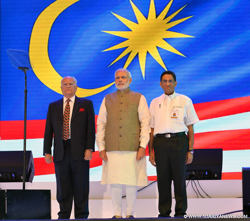 The Prime Minister, Shri Narendra Modi at the Community Programme, in Kuala Lumpur, Malaysia on November 22, 2015. 
