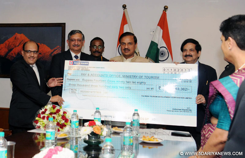 The Chairman, Indian Tourism Development Corporation (ITDC), Shri Umang Narula presenting a dividend cheque of ITDC for 2014-15, to the Minister of State for Culture (Independent Charge), Tourism (Independent Charge) and Civil Aviation, Dr. Mahesh Sharma, in New Delhi on November 23, 2015. The Secretary, M/o Tourism, Shri Vinod Zutshi is also seen.
