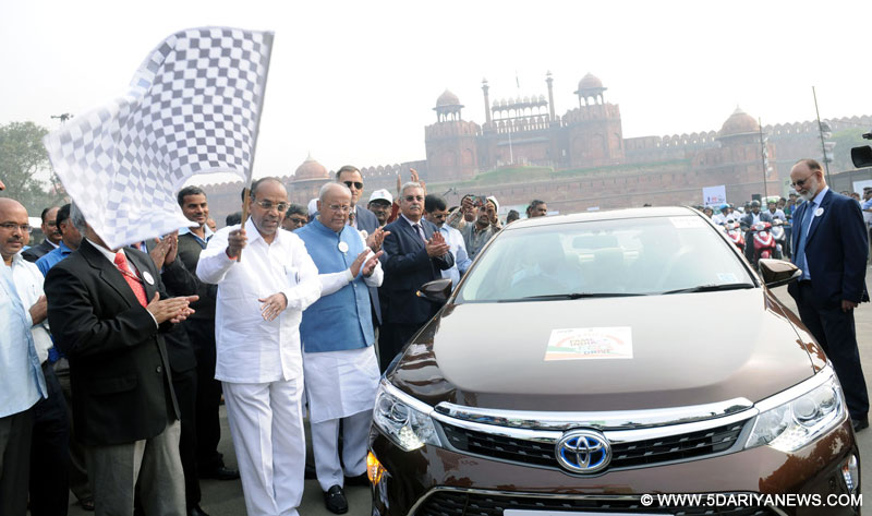 The Union Minister for Heavy Industries and Public Enterprises, Shri Anant Geete flagging-off the ‘3-Cities’ FAME India Eco Drive’, at a function, at Red Fort, Delhi on November 26, 2015. The Minister of State for Heavy Industries & Public Enterprises, Shri G.M. Siddeshwara is also seen.
