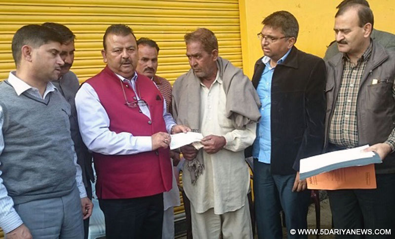 Chander Parkash Ganga visits fire-sufferers of Ramgarh, gives Rs 25000 relief