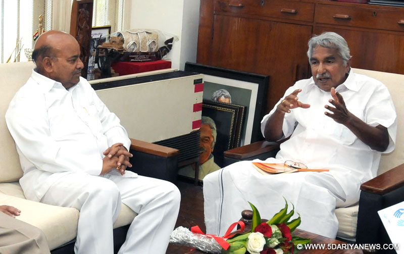 The Union Minister for Social Justice and Empowerment, Shri Thaawar Chand Gehlot meeting the Chief Minister of Kerala, Shri Oommen Chandy, in Thiruvananthapuram on November 28, 2015.