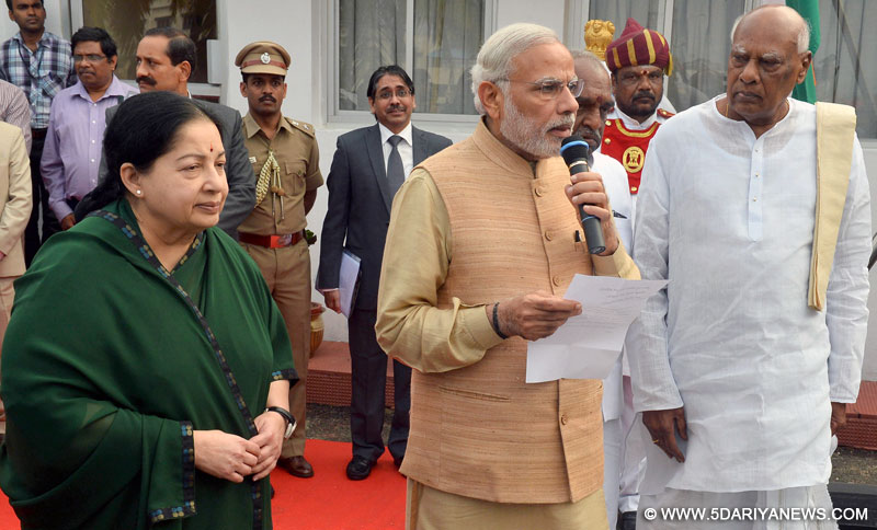 प्रधानमंत्री श्री नरेन्द्र मोदी, 3 दिसंबर 2015 को तमिलनाडु के बाढ़ प्रभावित क्षेत्रों के लिए 1000 करोड़ रुपये की तत्काल राहत की घोषणा करते हुए। इस अवसर पर तमिलनाडु के राज्‍यपाल डॉ के. रोसैया, तमिलनाडु की मुख्यमंत्री सुश्री जे. जयललिता और सड़क परिवहन और राजमार्ग एवं जहाजरानी राज्य मंत्री श्री पी. राधाकृष्णन भी उपस्थित हैं।