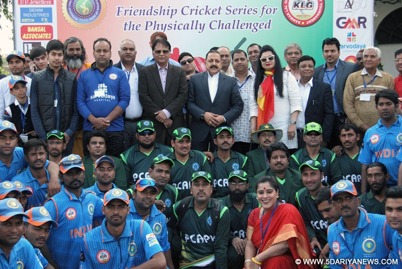  Dr. Jitendra Singh flanked by the specially-abled cricket players of India and Pakistan, during Indo-Pak T-20 cricket series for physically challenged, in New Delhi on December 04, 2015.