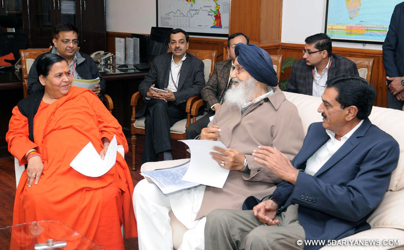 पंजाब के मुख्‍यमंत्री, श्री प्रकाश सिंह बादल 07 दिसंबर, 2015 को नई दिल्‍ली में केंद्रीय जल संसाधन, नदी विकास एवं गंगा संरक्षण मंत्री, सुश्री उमा भारती से मुलाकात करते हुए।