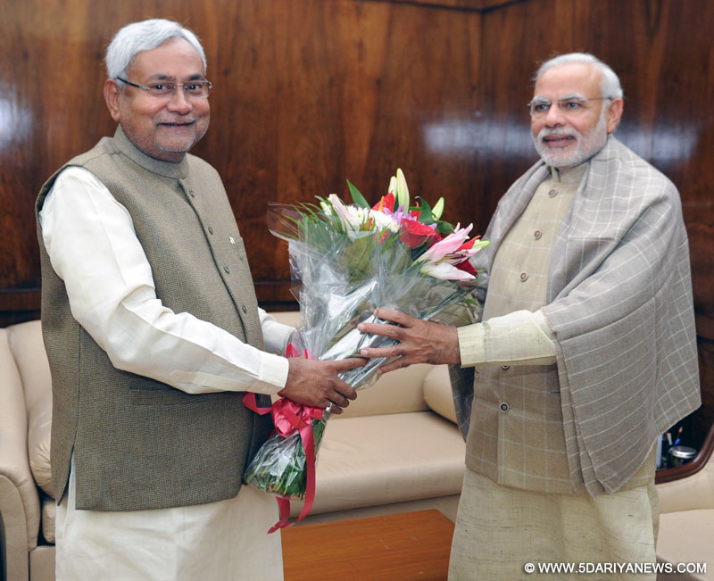 बिहार के मुख्‍यमंत्री, श्री नीतीश कुमार 10 दिसंबर, 2015 को नई दिल्‍ली में प्रधानमंत्री, श्री नरेंद्र मोदी से मुलाकात करते हुए।