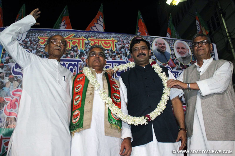 Newly appointed West Bengal BJP President Dilip Ghosh with his predecessor Rahul Sinha at party office in Kolkata on Dec 12, 2015.