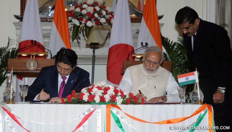 प्रधानमंत्री श्री नरेन्द्र मोदी और जापान के प्रधानमंत्री श्री शिंज़ो आबे 12 दिसंबर, 2015 को नई दिल्ली में हस्ताक्षर समारोह के अवसर पर।