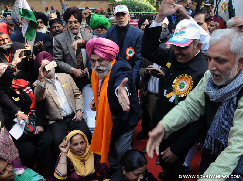Ex-servicemen participate in "Sainik Akrosh" rally at Jantar Mantar in New Delhi on Dec 13, 2015. 