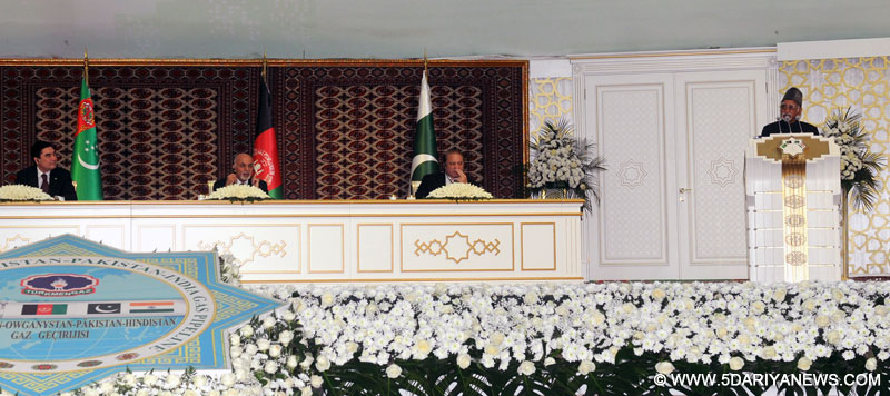 उपराष्ट्रपति मोहम्मद हामिद अंसारी 13 दिसंबर, 2015 को मेरी, तुर्कमेनिस्तान में तापी गैस पाइपलाइन के शिलान्यास समारोह में संबोधित करते हुए। 