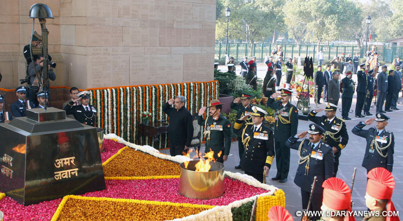 The Union Minister for Defence, Shri Manohar Parrikar along with the Chief of Army Staff, General Dalbir Singh, the Chief of Naval Staff, Admiral R.K. Dhowan and the Chief of the Air Staff, Air Chief Marshal Arup Raha paying homage to the Martyrs of 1971 War, at Amar Jawan Jyoti, India Gate, to mark the ‘Vijay Diwas’, in New Delhi on December 16, 2015.