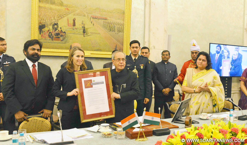 The President, Shri Pranab Mukherjee receiving the Garwood Award for 