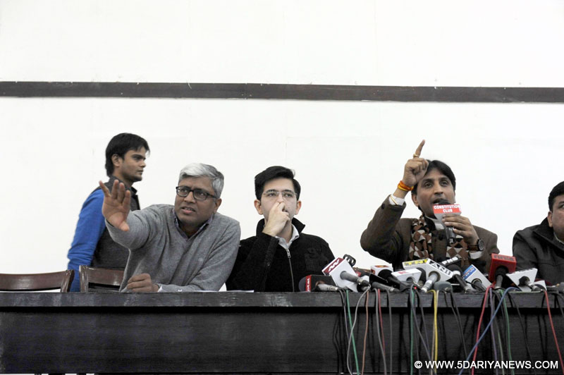AAP leaders Kumar Vishwas and Ashutosh during a party press conference in New Delhi on Dec 17, 2015. 