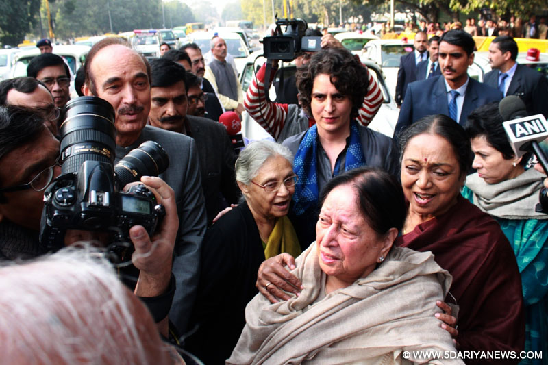 Congress president Sonia Gandhi, vice president Rahul Ganndh and Priyanka Gandhi with other senior leaders at Patiala House Court, in New Delhi on Dec 19, 2015.