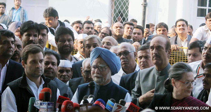  Congress president Sonia Gandhi, vice president Rahul Gandhi, former Prime Minister Manmohan Singh and other leaders addressing the press in connection with National Herald case at Congress headquarters in New Delhi on Dec. 19, 2015. 