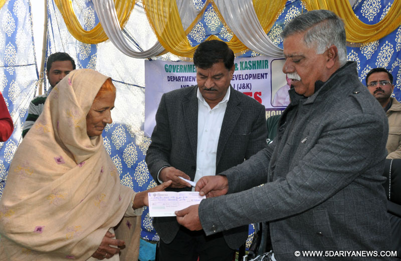 Sukhnandan Kumar distributes cheques under Swachh Bharat Abhiyaan