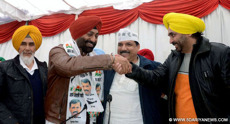 Congress leader Sukhpal Singh Khaira joins AAP in presence of AAP leaders Sanjay Singh, Bhagwant Mann and others in Chandigarh, on Dec 25, 2015. 