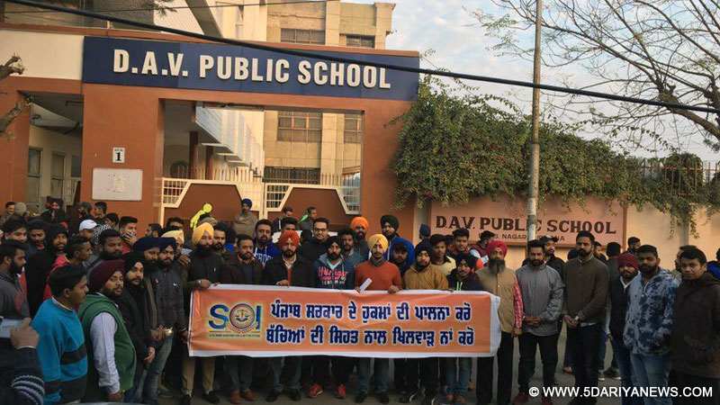 SOI protests against DAV School for opening school in winter vacation