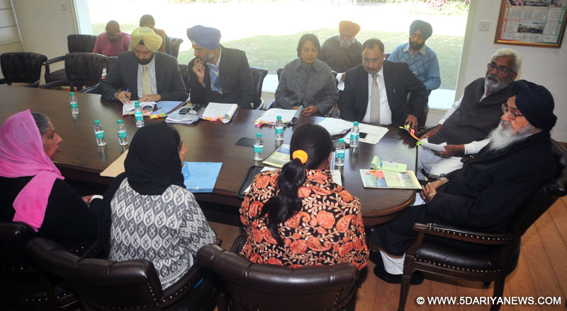 Punjab Chief Minister Mr. Parkash Singh Badal in a meeting with delegation of All Punjab Anganwari Mulazim Union led by its President Smt. Hargobind Kaur at Chief Minister’s Residence on Monday. Social Security & Health Minister Mr. Surjit Kumar Jyani is also seen in the picture. 