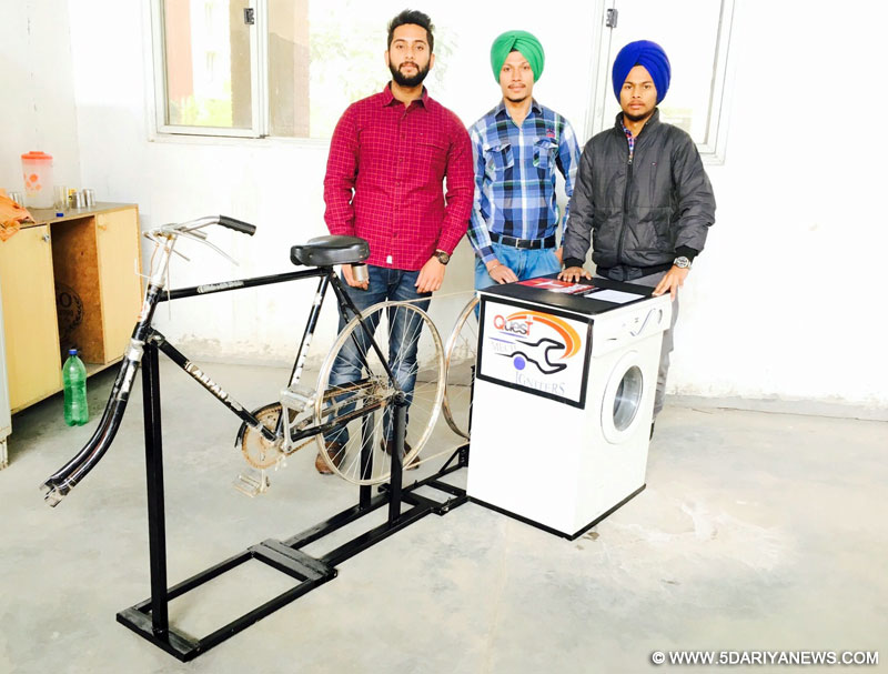 क्वेस्ट गु्रप के छात्रों ने साईकल से चलने वाली वाशिंग मशीन बनाई, बिजली के बिना कसरत करते हुए कपड़े धोने हुए संभव