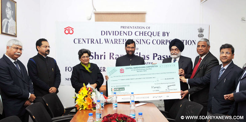 The MD, CWC, Shri Harpreet Singh presenting the dividend cheque for 2014-15 to the Union Minister for Consumer Affairs, Food and Public Distribution, Shri Ram Vilas Paswan, in New Delhi on December 30, 2015.