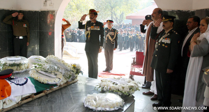 The Chief of Army Staff, General Dalbir Singh paying homage at the mortal remains of the Ex Chief of Army Staff, Gen. O.P. Malhotra, in New Delhi on December 31, 2015