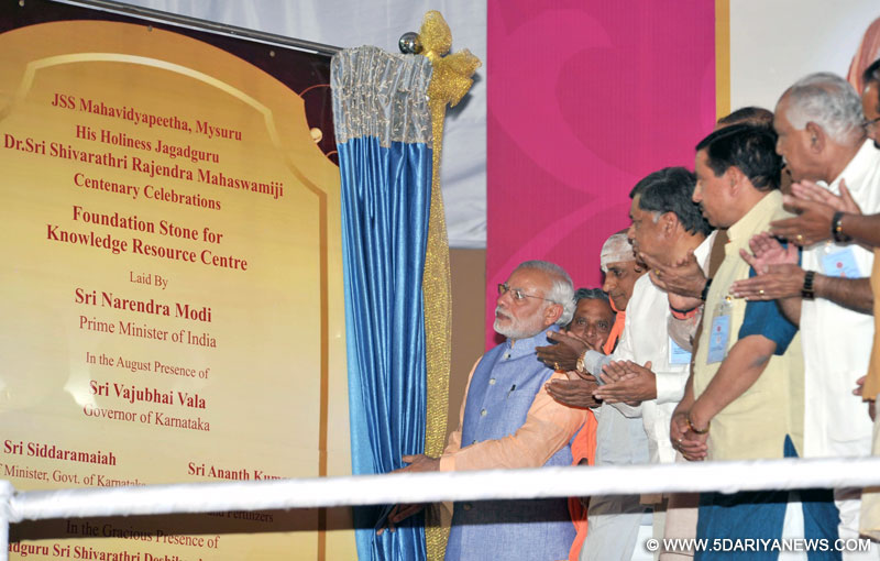 The Prime Minister, Shri Narendra Modi unveiling the foundation stone of the Knowledge Resource Center, at Suttur Math, in Mysuru, Karnataka on January 02, 2016.