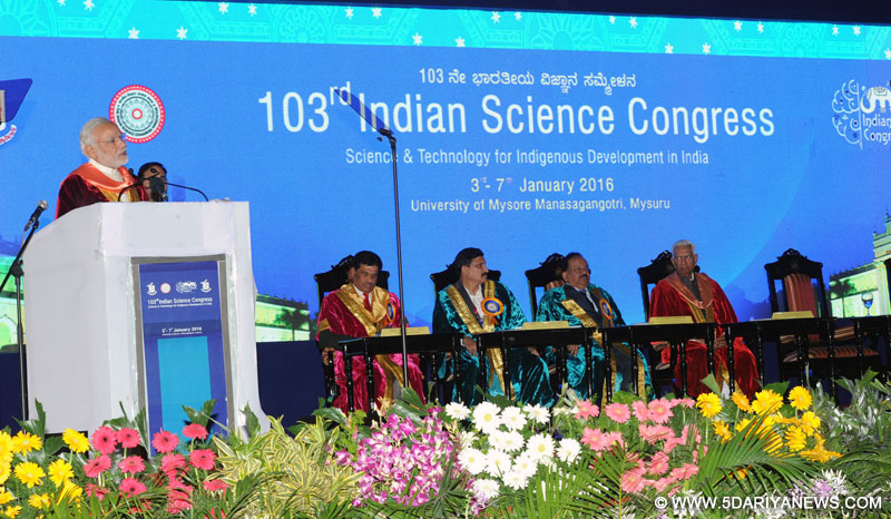 प्रधानमंत्री श्री नरेंद्र मोदी 03 जनवरी, 2015 को मैसूर में इंडियन साइंस कांग्रेस के 103वें सत्र के दौरान उद्घाटन भाषण देते हुए। साथ में कर्नाटक के राज्यपाल श्री वजुभाई रूदाभाई वाला और अन्य गणमान्य लोग भी हैं। 