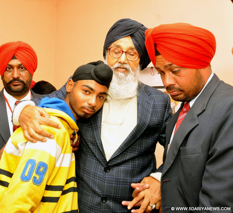 ਪਰਕਾਸ਼ ਸਿੰਘ ਬਾਦਲ ਵੱਲੋਂ ਪਠਾਨਕੋਟ ਵਿਖੇ ਅੱਤਵਾਦੀ ਹਮਲੇ ਵਿਚ ਮਾਰੇ ਗਏ ਸੁਰੱਖਿਆ ਮੁਲਾਜ਼ਮਾਂ ਦੇ ਪਰਿਵਾਰਾਂ ਨਾਲ ਦੁੱਖ ਸਾਂਝਾ