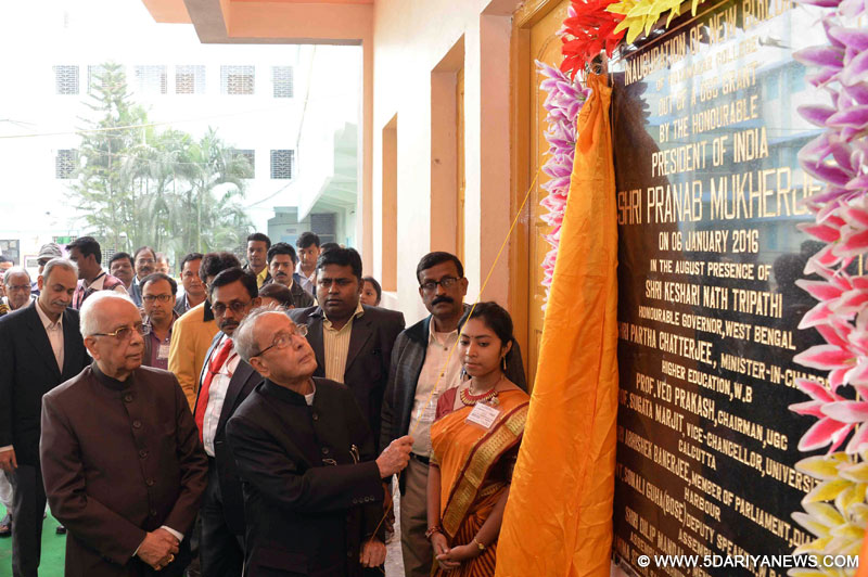  Pranab Mukherjee unveiling the plaque to inaugurate the new building of Vidyanagar College, in South 24 Parganas, West Bengal on January 06, 2016. 