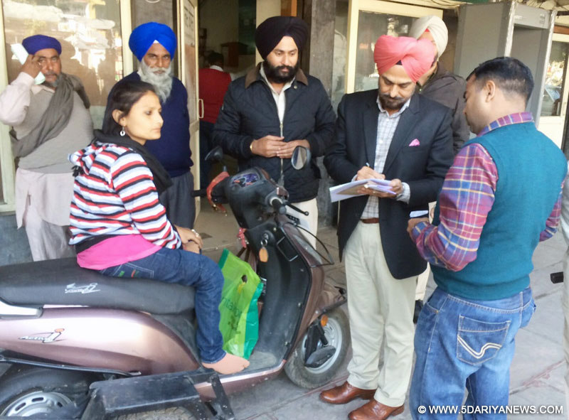 ਡਿਪਟੀ ਕਮਿਸ਼ਨਰ ਤੇਜਿੰਦਰ ਪਾਲ ਸਿੰਘ ਸਿੱਧੂ ਦਫ਼ਤਰੀ ਕੰਮ-ਕਾਜ ਲਈ ਆਈ ਅਪਾਹਿਜ ਲੜਕੀ ਕੋਲ ਖੁਦ ਜਾ ਕੇ ਉਸ ਦੇ ਕੰਮ ਸਬੰਧੀ ਜਾਣਕਾਰੀ ਹਾਸ਼ਲ ਕਰਦੇ ਹੋਏ। 