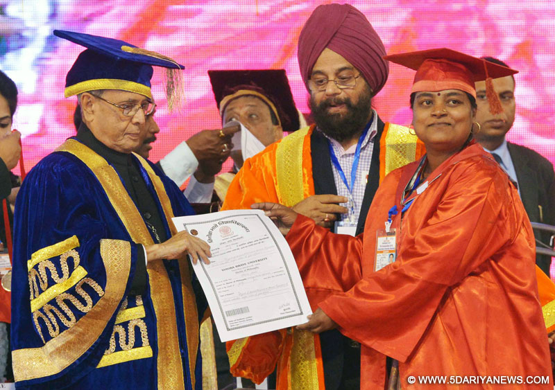 The President, Shri Pranab Mukherjee presenting the certificate, at the 7th Convocation of Vinoba Bhave University, at Hazaribag, in Jharkhand on January 09, 2016.