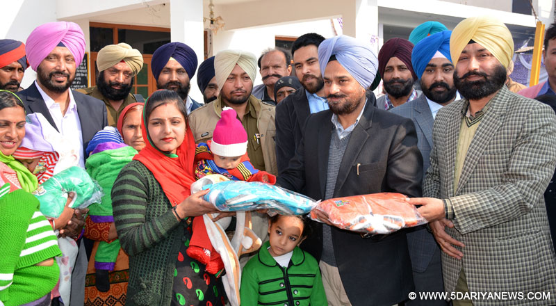 ਡਿਪਟੀ ਕਮਿਸਨਰ  ਤੇਜਿੰਦਰ ਪਾਲ ਸਿੰਘ ਸਿੱਧੂ ਪਿੰਡ ਕੰਬਾਲੀ ਵਿਖੇ ਨਵ ਜੰਮੀਆਂ ਬੱਚਿਆਂ ਦੀ ਲੋਹੜੀ ਮਨਾਉਂਦੇ ਹੋਏ ਅਤੇ ਬੱਚਿਆਂ ਨੂੰ ਉਪਹਾਰ ਵੰਡਦੇ ਹੋਏ। 
