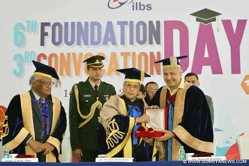 Pranab Mukherjee being presented a memento by the Deputy Chief Minister, Delhi, Manish Sisodia, at the 6th Foundation Day Celebration and Convocation of Institute of Liver & Biliary Sciences (ILBS), at Institute of Liver & Biliary Sciences, Vasant Kunj, in New Delhi 