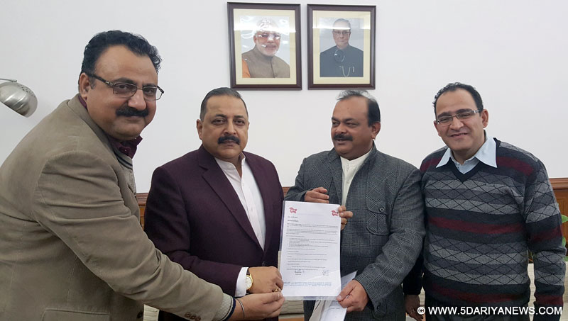 Dr. Jitendra Singh receiving a memorandum from a deputation of Sampoorn Kashmir Sangathan (SKS), a Kashmiri Pandit organization, in New Delhi 
