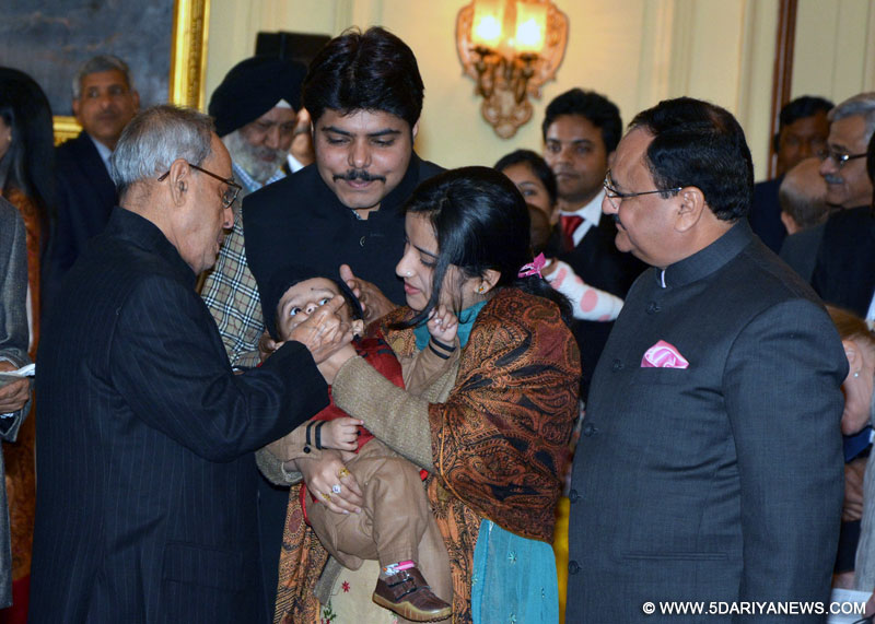 The President, Shri Pranab Mukherjee launching the Nationwide Polio Programme by administering Polio Drops to the Children, at Rashtrapati Bhavan, in New Delhi on January 16, 2016. The Union Minister for Health & Family Welfare, Shri J.P. Nadda is also seen.
