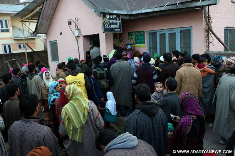 People throng a medical centre in Pulwama of Kashmir after rumours regarding deaths of children following polio vaccination spread, on Jan 17, 2016. Authorities appealed for calm after the rumours triggered a mad run to hospitals by hundreds of anxious parents with their children. 