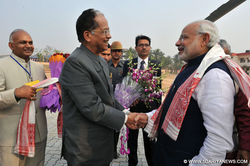 The Prime Minister, Shri Narendra Modi being welcomed by the Chief Minister of Assam, Shri Tarun Gogoi, on his arrival at Guwahati on January 19, 2016. 