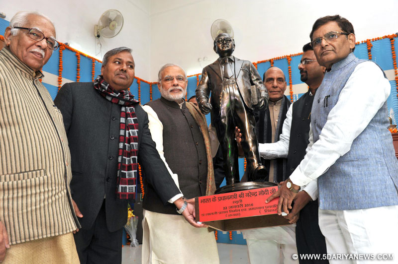 The Prime Minister, Shri Narendra Modi being presented a statue of Dr. Babasaheb Bhimrao Ambedkar by Ambedkar Mahashaba, at Ambedkar Mahashaba campus, in Lucknow, Uttar Pradesh on January 22, 2016. The Governor of Uttar Pradesh, Shri Ram Naik and the Union Home Minister, Shri Rajnath Singh are also seen.