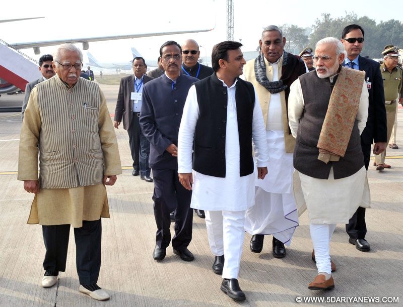 The Prime Minister, Shri Narendra Modi being welcomed by the Governor of Uttar Pradesh, Shri Ram Naik and the Chief Minister of Uttar Pradesh, Shri Akhilesh Yadav, on his arrival, at Lucknow airport, in Uttar Pradesh on January 22, 2016.