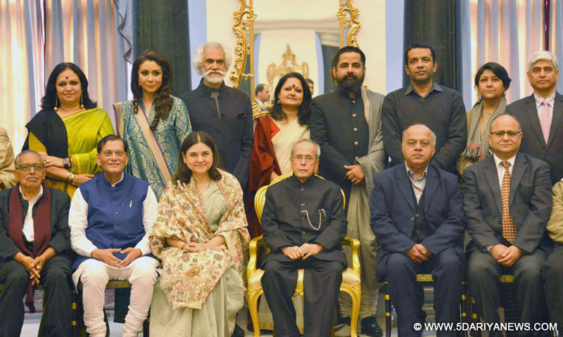 The President, Shri Pranab Mukherjee with the special invitees and jury of 100 Women Achievers Contest of Women and Child Development Ministry in collaboration with Facebook, at Rashtrapati Bhavan, in New Delhi on January 22, 2016. The Union Minister for Women and Child Development, Smt. Maneka Sanjay Gandhi and the Secretary, Ministry of Women and Child Development, Shri V. Somasundaran are also seen.