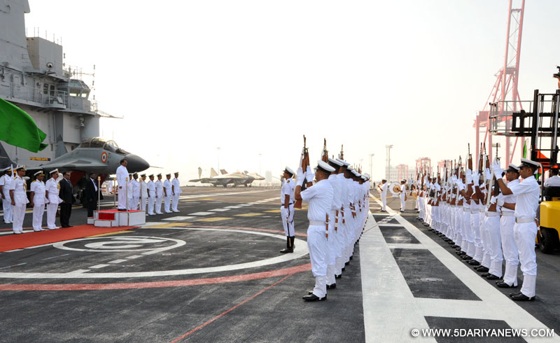 The President of the Democratic Socialist Republic of Sri Lanka, Mr. Maithripala Sirisena being accorded a ceremonial Guard of Honour on the flight deck of INS Vikramaditya, at Colombo on January 23, 2016.