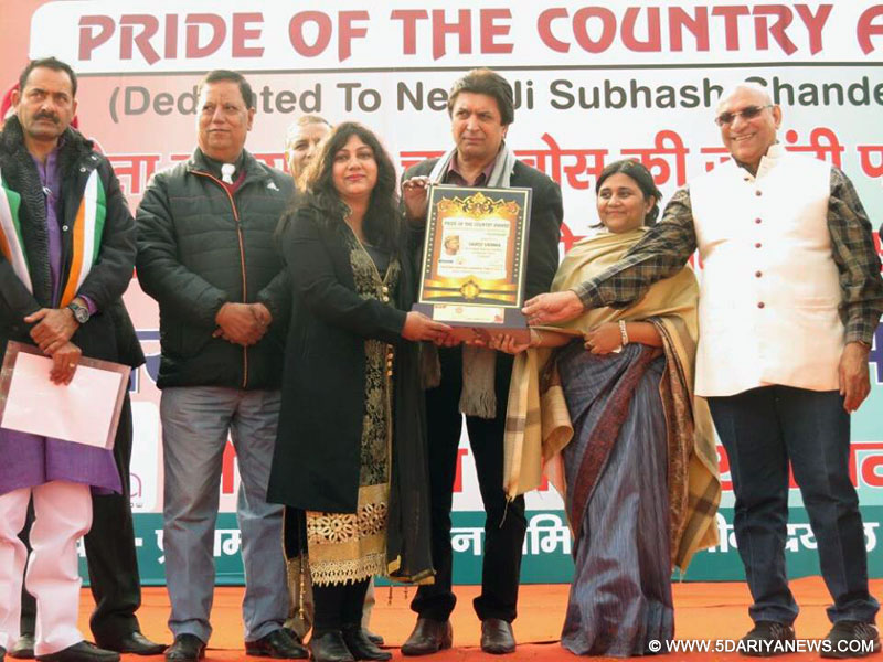 नेता जी सुभाष चन्द्र बोस की दोहती राजश्री और बॉलीवुड अभिनेता मंगल ढिल्लों से अवार्ड प्राप्त करतीं पत्रकार और लेखिका सरोज नेहा वर्मा। 