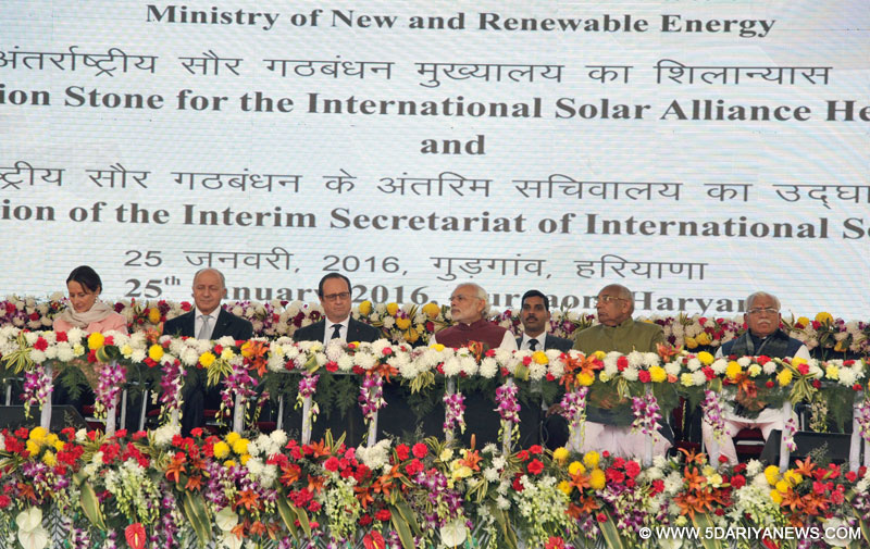 The Prime Minister, Shri Narendra Modi and the President of France, Mr. Francois Hollande laying the foundation stone of International Solar Alliance HQ, in Gurgaon on January 25, 2016. The Governor of Punjab and Haryana and Administrator, Union Territory, Chandigarh, Prof. Kaptan Singh Solanki, the Chief Minister of Haryana, Shri Manohar Lal Khattar, the Minister of State (Independent Charge) for Power, Coal and New and Renewable Energy, Shri Piyush Goyal and other dignitaries are also seen.