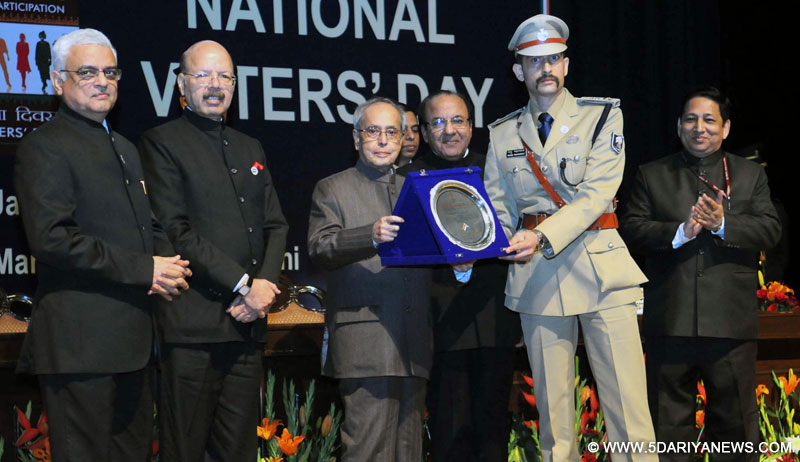 The President, Shri Pranab Mukherjee gave away the National Awards for the Best Electoral Practices, at the 6th National level function of National Voters’ Day (NVD), in New Delhi on January 25, 2016. The Chief Election Commissioner, Dr. Nasim Zaidi and the Election Commissioners, Shri A.K. Joti and Shri O.P. Rawat are also seen. 