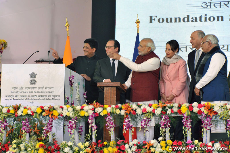 The Prime Minister, Shri Narendra Modi and the President of France, Mr. Francois Hollande laying the foundation stone of International Solar Alliance HQ, in Gurgaon on January 25, 2016. 